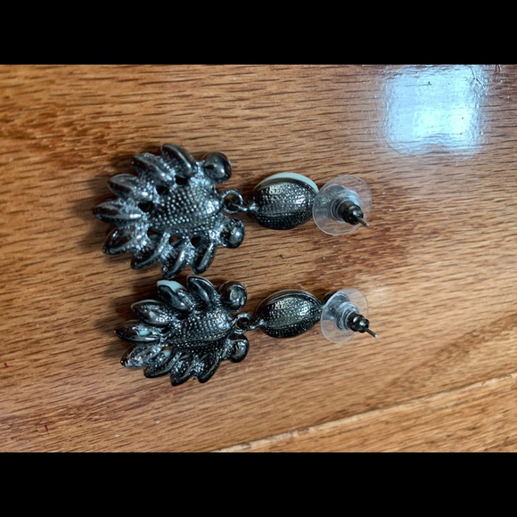 [FREE WITH PURCHASE] 🛍️ Silver dangle earrings with tear drop shape - Picture 3 of 3